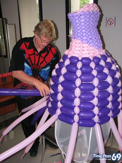Balloon Twisting - Amazing Art