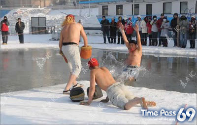 Bizarre Boxing Match  Boxing above The Ice