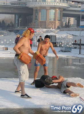 Bizarre Boxing Match  Boxing above The Ice