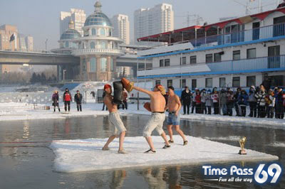 Bizarre Boxing Match  Boxing above The Ice