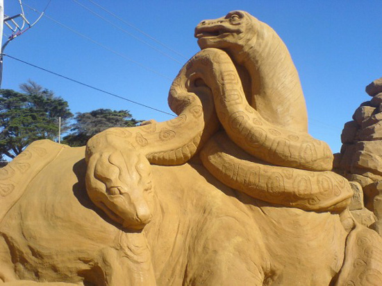 Creative Dinosaurs Sand Sculptures