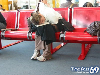 How to Kill Time in Airports  Funny Pics of The Delay Flight
