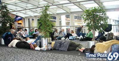 How to Kill Time in Airports  Funny Pics of The Delay Flight