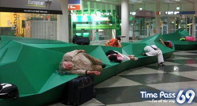 How to Kill Time in Airports  Funny Pics of The Delay Flight