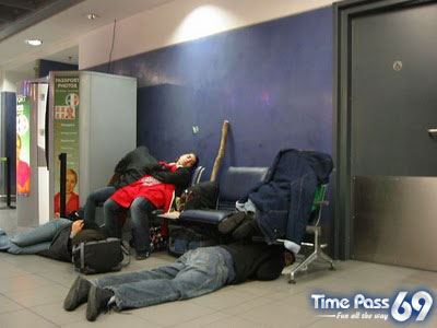 How to Kill Time in Airports  Funny Pics of The Delay Flight