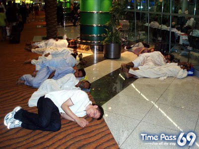 How to Kill Time in Airports  Funny Pics of The Delay Flight