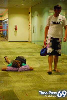 How to Kill Time in Airports  Funny Pics of The Delay Flight