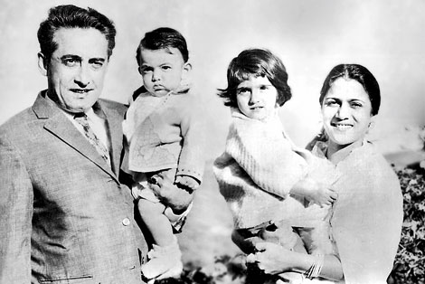 Aamir khan family photos Aamir khan childhood photos Aamir khan unseen pics