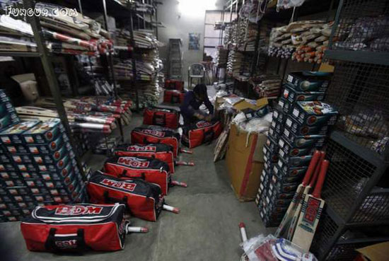 How Cricket Bats and Balls Material Manufactured