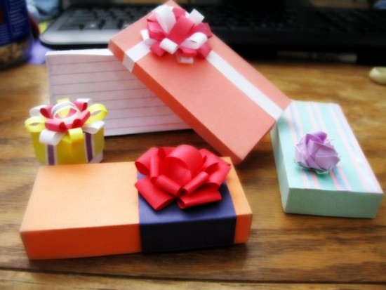 10 Simple DIY Holiday Gift Bows And Wrapping Ideas From Everyday Materials 