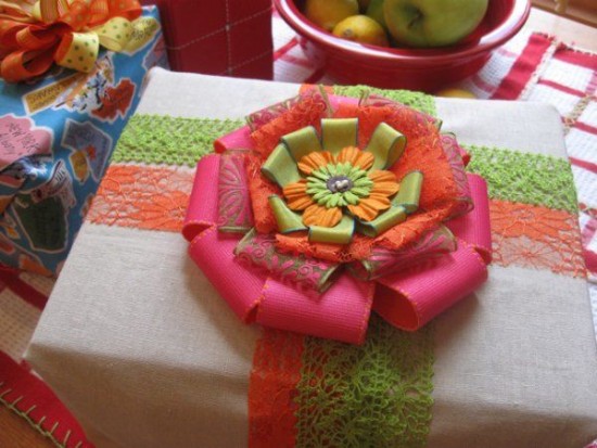 10 Simple DIY Holiday Gift Bows And Wrapping Ideas From Everyday Materials 