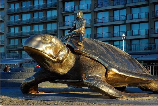 Weird and unusual artworks  worlds most bizarre statues and sculptures Strange Sculptures Around The Worl